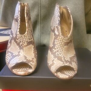 Vince Camuto Ankle Boots sz 8